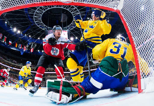 Österrikes Michael Raffl utmanar Sveriges Staffan Kronwall