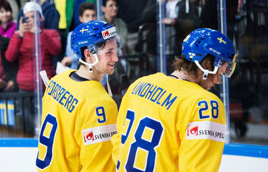 Sveriges Filip Forsberg och Elias Lindholm lämnar isen