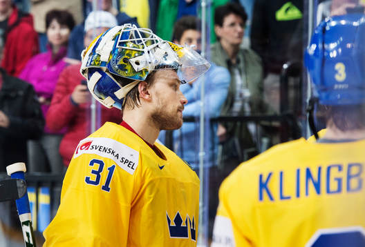 Sveriges målvakt Anders Nilsson lämnar isen