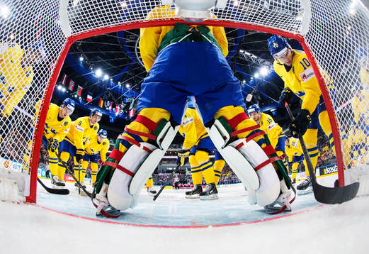 Sveriges spelare är samlade runt målvakt Anders Nilsson