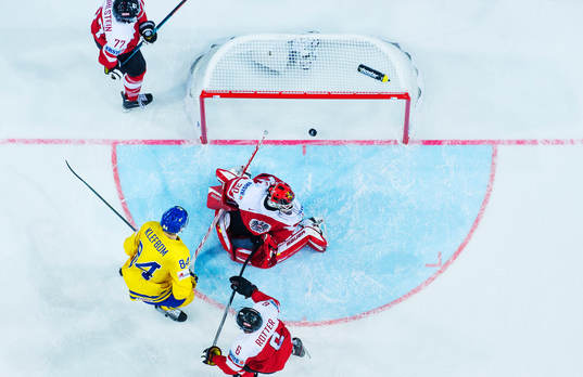 Sveriges Oscar Klefbom skjuter in 0-2 bakom Österrikes