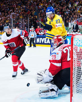 Österrikes Patrick Peter och målvakt Bernhard Starkbaum