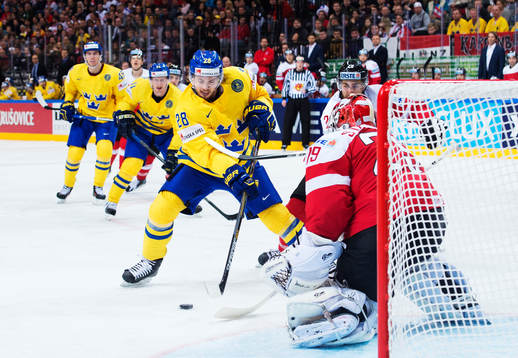 Sveriges Elias Lindholm oroar framför Österrikes målvakt