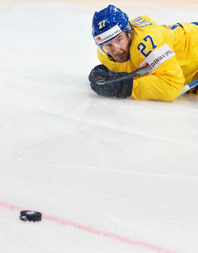 Sveriges Jimmie Ericsson ligger ner på isen med blicken