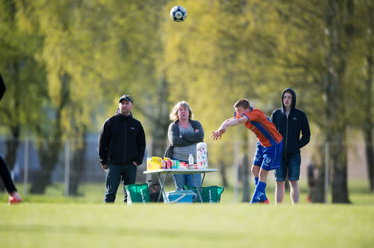 Föräldrar säljer fika i matchen i pojkar födda 2002