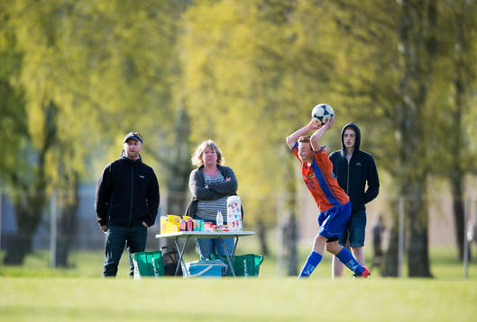 Föräldrar säljer fika i matchen i pojkar födda 2002