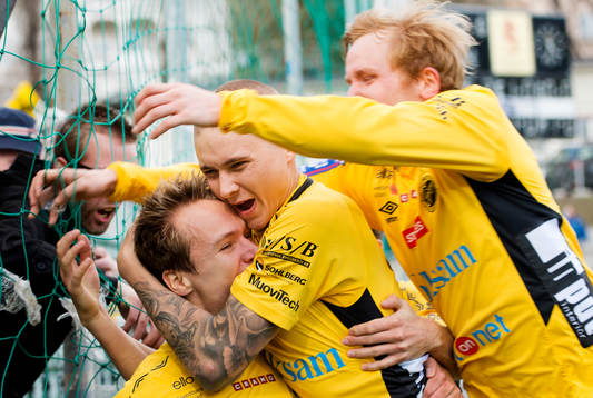 Elfsborgs Viktor Prodell jublar med Sebastian Holmén och