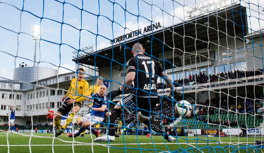 Elfsborgs Viktor Prodell gör 0-1 på Sundsvalls målvakt