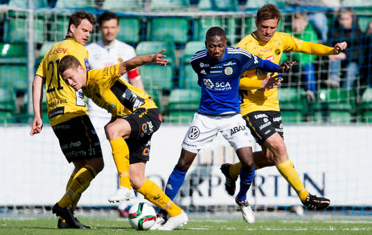 Elfsborgs Viktor Claesson och Anders Svensson håller undan
