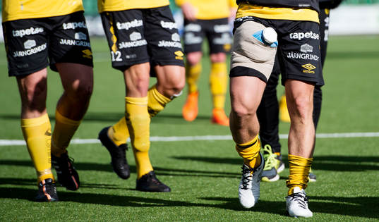 Elfsborgs Andreas Klarström har ett rejält bandage på