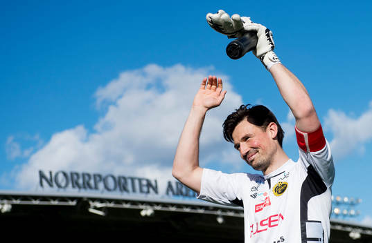 Elfsborgs målvakt Kevin Stuhr - Ellegaard jublar