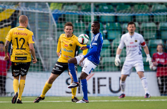 Elfsborgs Anders Svensson och Sundsvalls Pa Amat Dibba