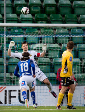 Elfsborgs målvakt Kevin Stuhr - Ellegaard ser bollen gå