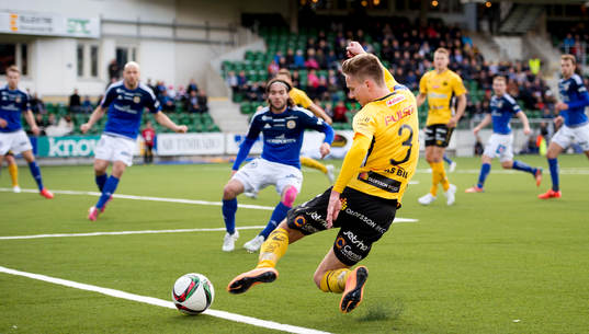 Elfsborgs Adam Lundqvist försöker nå bollen innan linjen