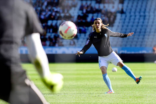 Malmö FFs Pawel Cibicki värmer upp