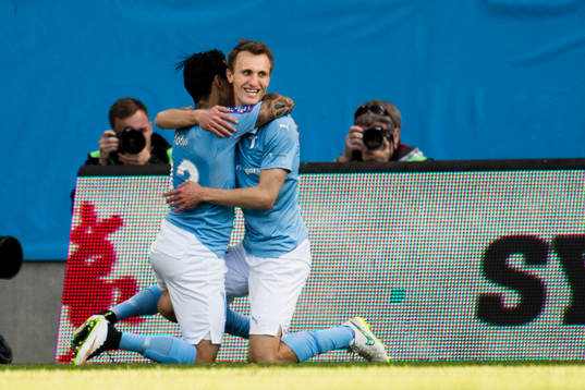 Malmö FFs Magnus Wolff Eikrem (th) kramas om av Victor