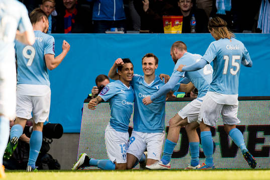 Malmö FFs Magnus Wolff Eikrem (m) kramas om av Victor