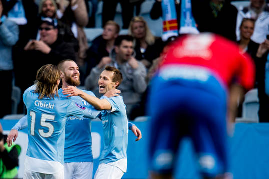 Malmö FFs Jo Inge Berget (m) jublar ihop med Pawel Cibicki