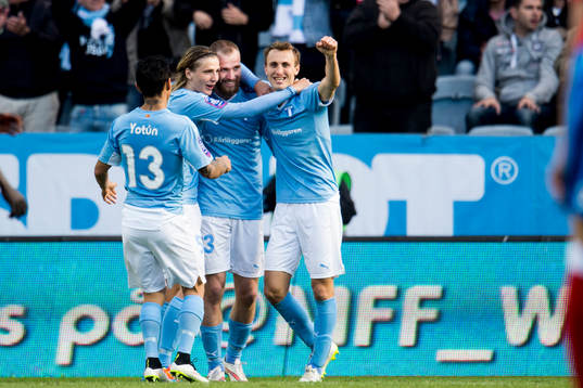 Malmö FFs Jo Inge Berget (m) jublar ihop med Pawel Cibicki
