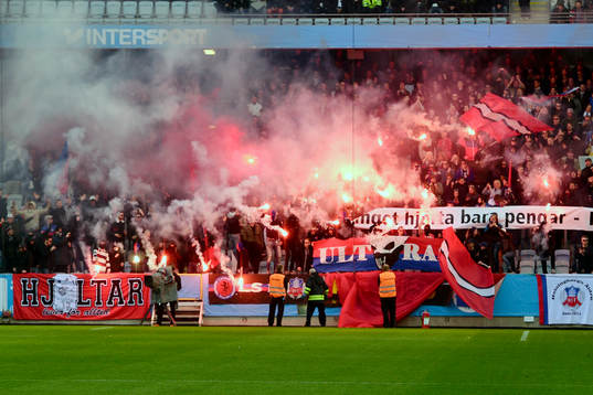 Helsingborgs supportrar tände bengaler