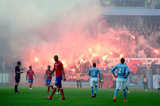 Helsingborgs supportrar tände bengaler