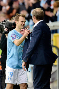 Malmö FFs Magnus Wolff Eikrem byts ut och klappas om av