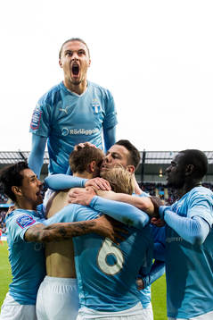 Malmö FFs spelare med Erik Johansson (m) jublar
