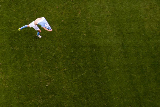 Malmö FFs Magnus Wolff Eikrem drar av sig tröjan och