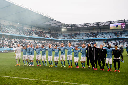 Malmö FFs spelare jublar mot publiken