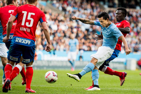 Malmö FFs Victor Yoshimar Yotun Flores skjuter