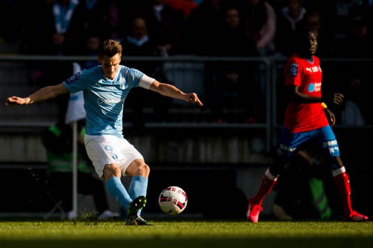 Malmö FFs Markus Rosenberg slår ett inlägg