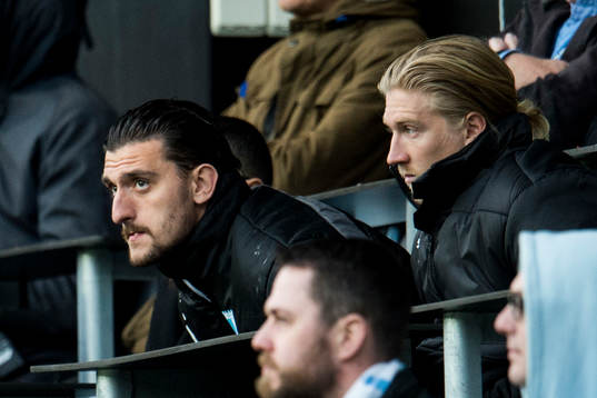 Malmö FFs Agon Mehmeti och Simon Kroon på läktaren