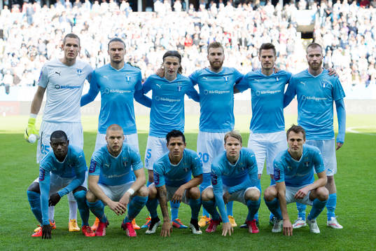 Malmö FFs spelare ställer upp för en lagbild, övre