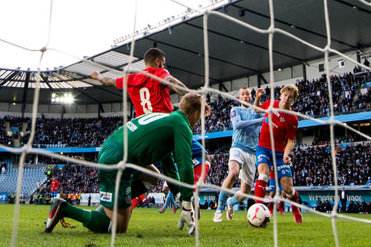 Malmö FFs Jo Inge Berget mot Helsingborgs Emil Krafth,