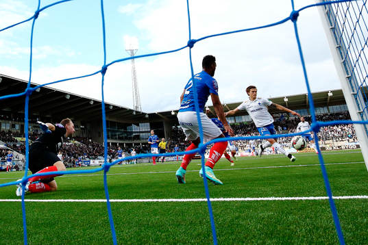 Norrköpings Arnór Ingvi Traustason skjuter in 1-0-målet