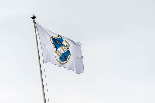 Halmstads flagga och klubbemblem före fotbollsmatchen i