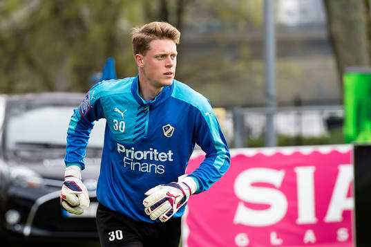Halmstads målvakt Malkolm Nilsson före fotbollsmatchen i