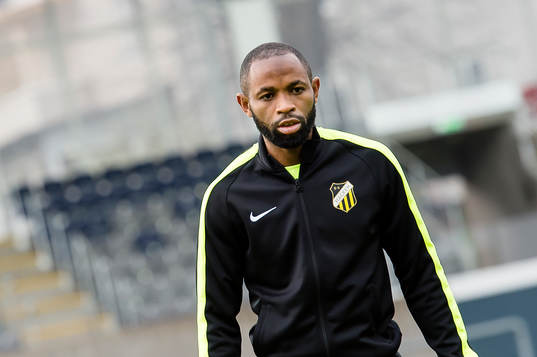 Häckens René Makondele före fotbollsmatchen i