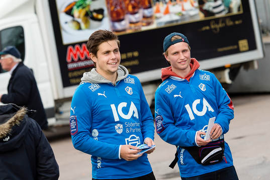 Försäljning av 50/50 lotter före fotbollsmatchen i