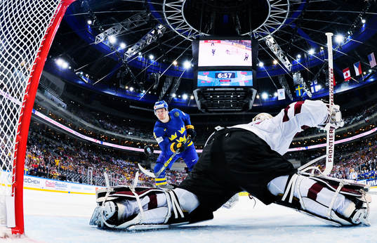 Sveriges Filip Forsberg gör 1-3 på straff bakom Lettlands