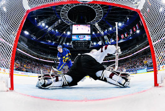 Sveriges Filip Forsberg gör 1-3 på straff bakom Lettlands