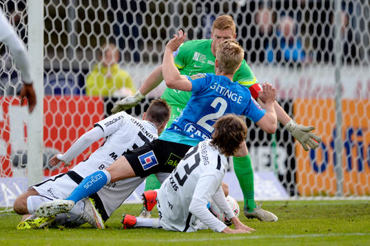 Halmstads Viktor Ljung görs ner i straffområdet utan