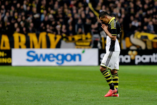 s Nabil Bahoui tvingas avbryta matchen