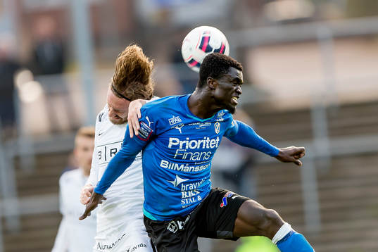 Häckens Jasmin Sudic och Halmstads Kwame Karikari