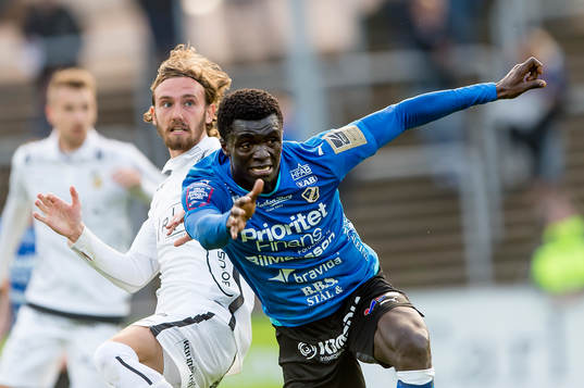 Häckens Jasmin Sudic och Halmstads Kwame Karikari