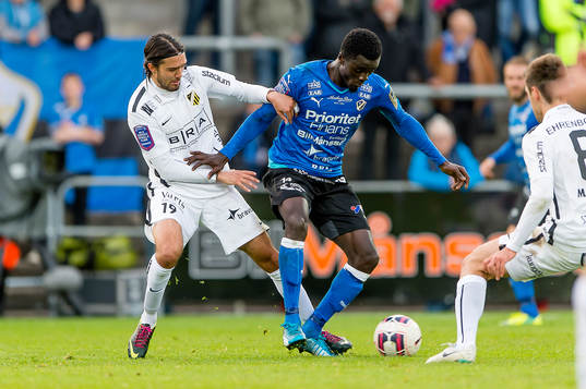 Häckens Leonard Zuta och Halmstads Kwame Karikari