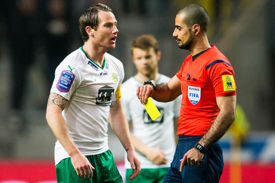 Hammarbys Johan Persson får gult kort av domare Mohammed