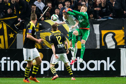 s målvakt målvakt Patrik Carlgren boxar undan bollen
