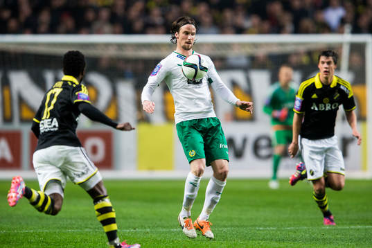 Hammarbys Linus Hallenius tar ner bollen