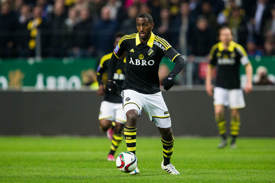 s Henok Goitom med bollen